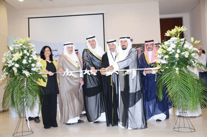 الشيخ سلمان الحمود والشيخ علي الجابر والشيخ مبارك الدعيج خلال افتتاح المعرض ﻿