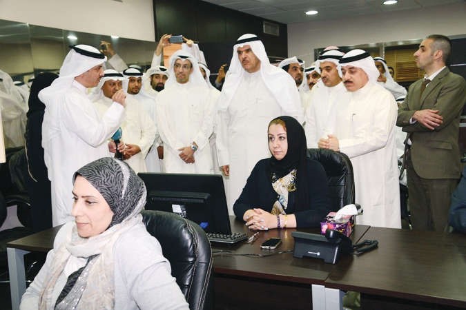 الشيخ سلمان الحمود خلال تدشين القاعة ﻿