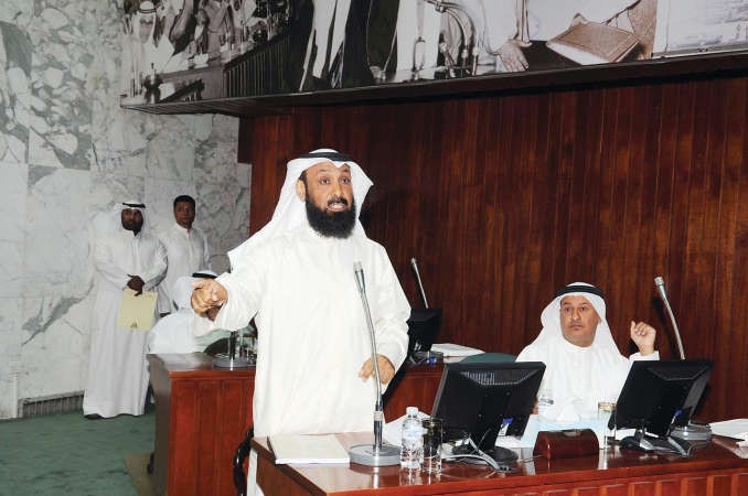 مانع العجمي متحدثا ومتابعة من عادل الميع