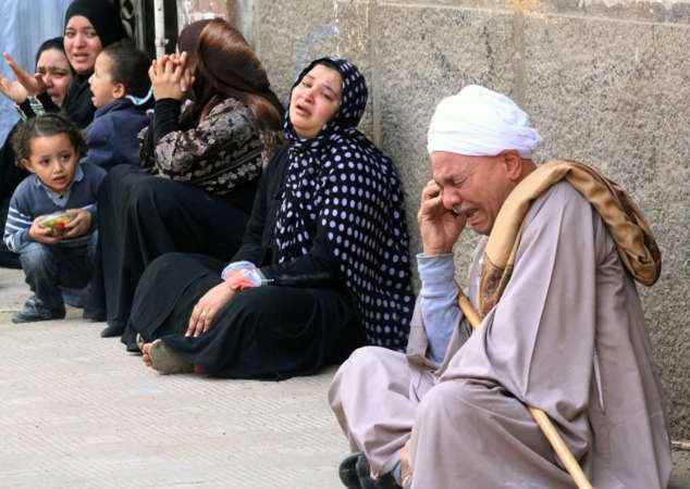 اقارب بعض المتهمين يبكون خارج مقر محكمة جنايات المنيا بعد علمهم بالحكم امس افپ
