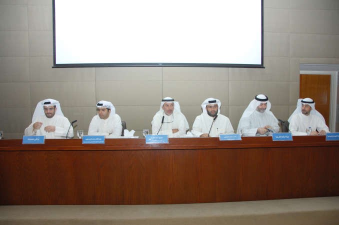 من اليمين ممثل التجارة وهيئة الرقابة الشرعية وجاسم العوضي ومنصور المبارك وعبدالقادر نزار ال ابراهيم ومراقب الحسابات هاني عبدالله
