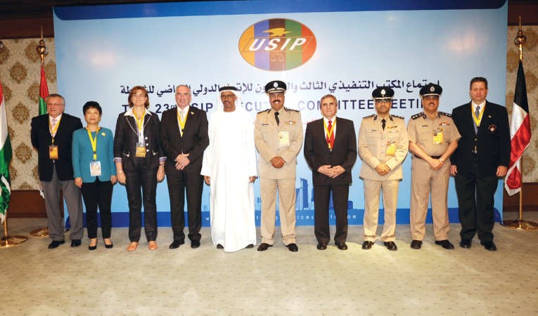 رئيس الاتحاد الدولي الرياضي للشرطة الفريق الشيخ احمد النواف مع اعضاء المكتب التنفيذي﻿