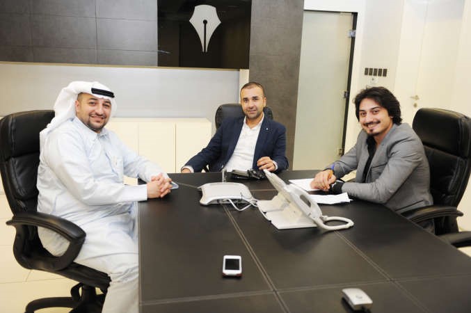 من اليمين الزميلان عبدالرحمن خالد واحمد بو مرعي والمرشح داود معرفي خلال مقابلته في الانباء