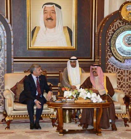 سمو ولي العهد الشيخ نواف الاحمد خلال لقائه رئيس المجلس الوطني العام الليبي ﻿