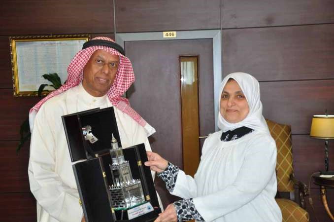 م بدر السلمان يقدم درعا تكريمية الى هند الصبيح﻿