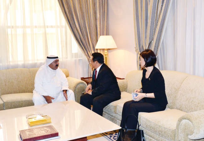 الشيخ ناصر صباح الاحمد مستقبلا سفير الصين الشعبية لدى البلاد