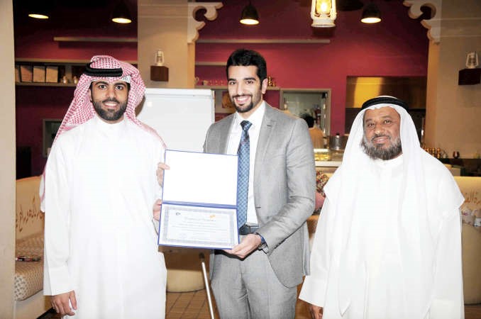 تسليم شهادة اجتياز الدورة﻿