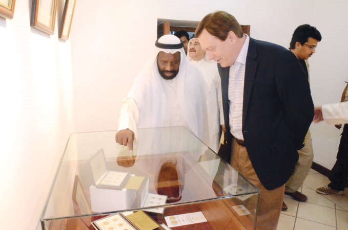 السفير البريطاني فرانك بيكر وجولة في المعرض﻿