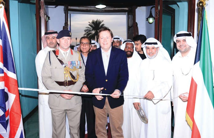 السفير البريطاني فرانك بيكر يفتتح المعرض﻿