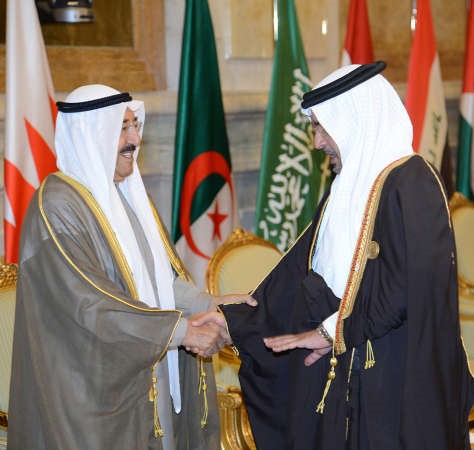 صاحب السمو الامير الشيخ صباح الاحمد مصافحا صاحب السمو الملكي الامير سلمان بن حمد ال خليفة ﻿