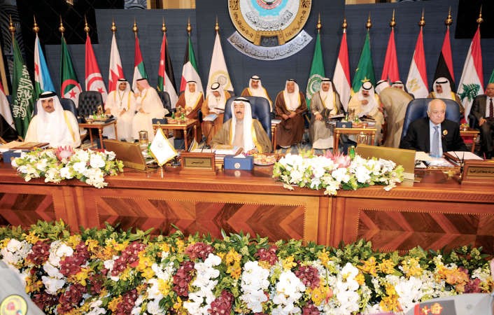 صاحب السمو الامير وصاحب السمو الشيخ تميم بن حمد ودنبيل العربي خلال الجلسة الافتتاحية للقمة هاني الشمري