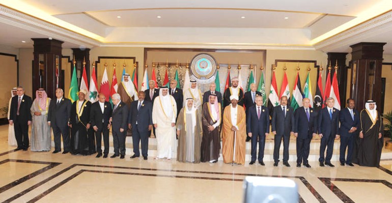 صاحب السمو الامير متوسطا القادة المشاركين في اعمال القمة العربية هاني الشمري
