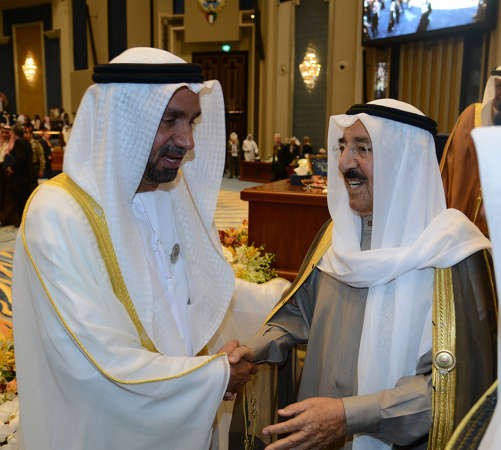 صاحب السمو الامير مصافحا رئيس البرلمان العربي احمد الجروان 