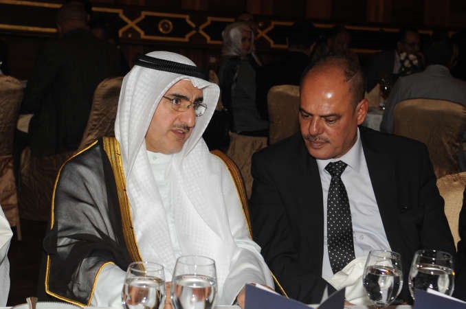 وزير الاشغال معبدالعزيز الابراهيم مع احد الحضور