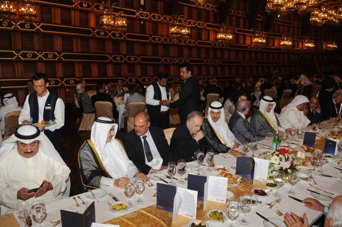الشيخ سلمان الحمود متوسطا بعض الحضور قاسم باشا