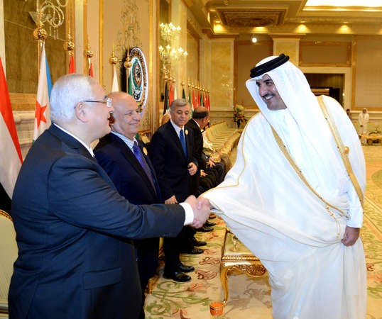 صاحب السمو الشيخ تميم بن حمد مصافحا الرئيس المصري 