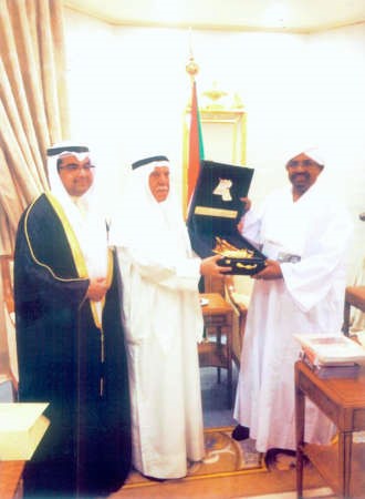  ويقدم درعا تذكارية للرئيس البشير بحضور السفير طلال منصور الهاجري