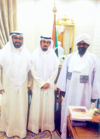 الرئيس السوداني في لقطة تذكارية مع الرائد ثامر منصور الهاجريومحمد منصور الهاجري