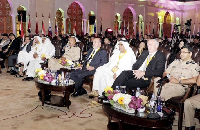 الفريق الشيخ احمد النواف يتقدم الحضور﻿