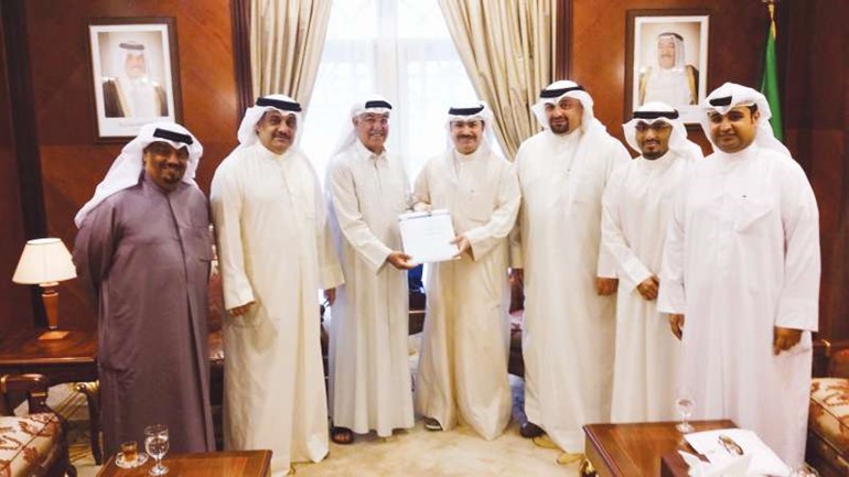 الشيخ خالد العبدالله يتسلم التقرير من اعضاء مجلس ادارة جمعية العلاقات العامة﻿