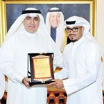 عبدالعزيز الحساوي يتسلم درعا تذكارية من اللاعب المعتزل عبدالقدوس﻿