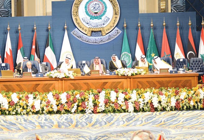 سمو ولي العهد الشيخ نواف الاحمد والشيخ صباح الخالد وخالد الجارالله ود نبيل العربي خلال الجلسة المسائية للقمة