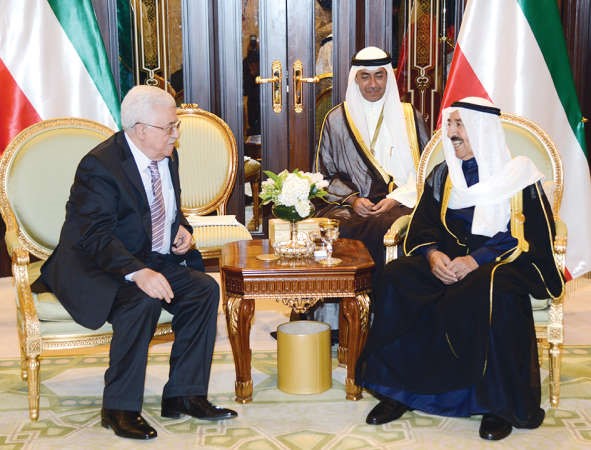 صاحب السمو الامير مستقبلا الرئيس محمود عباس 