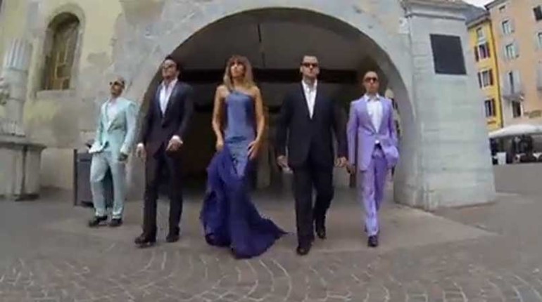 بالفيديو.. لخروجه عن المألوف .. عرض أزياء بالمظلات يجذب اهتماما كبيرا 