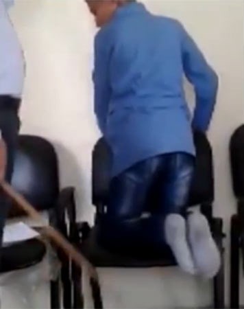 بالفيديو.. فضيحة استاذ لبناني يضرب تلاميذه بوحشية