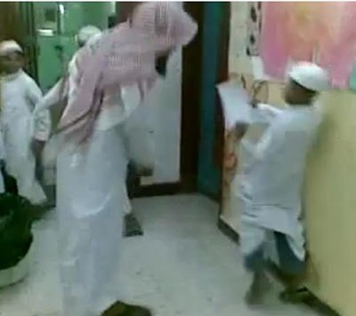 بالفيديو.. "التربية" السعودية تتحقق من مقطع فيديو لمعلم يضرب 13 طالباً
