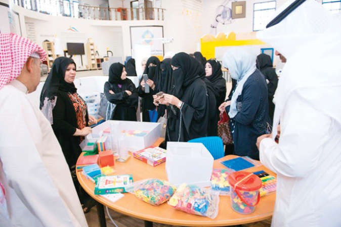 رؤساء الاقسام يتفقدون ادوات ووسائل الرياضيات المرحة