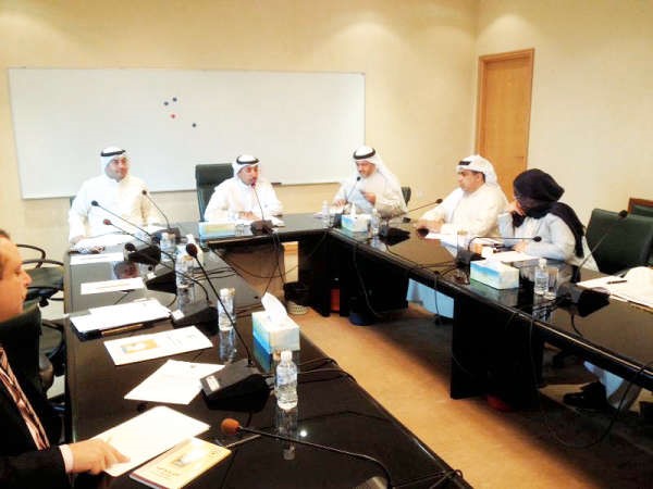 دمنصور الخرينج خلال ترؤسه الاجتماع
