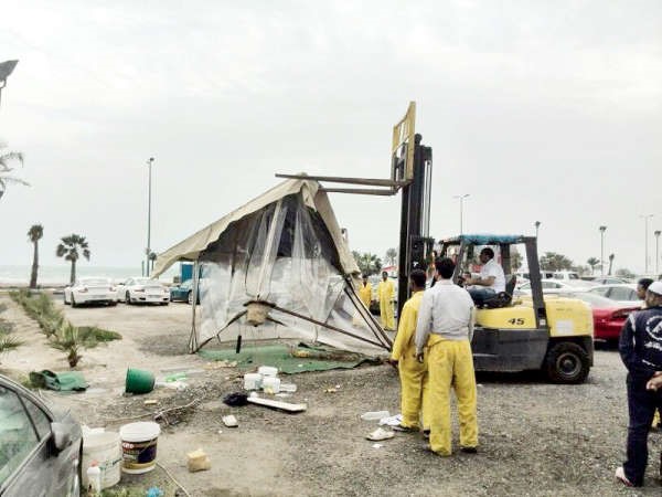 رفع بعض التجاوزات التي اقيمت امام عدد من المقاهي