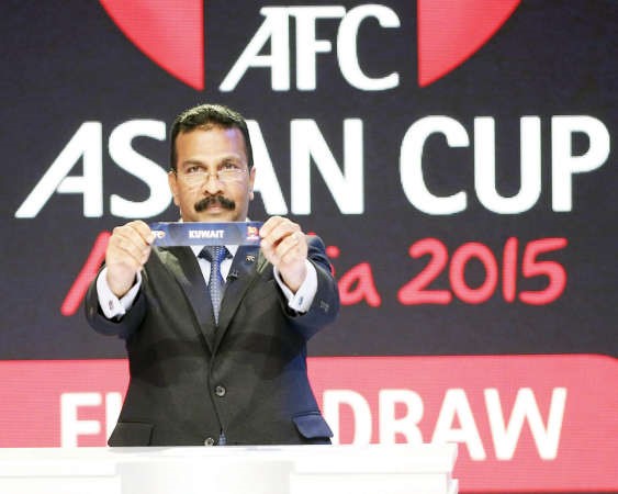 السكرتير العام للاتحاد الاسيوي داتو اليكس لحظة اعلانه مجموعة الكويت