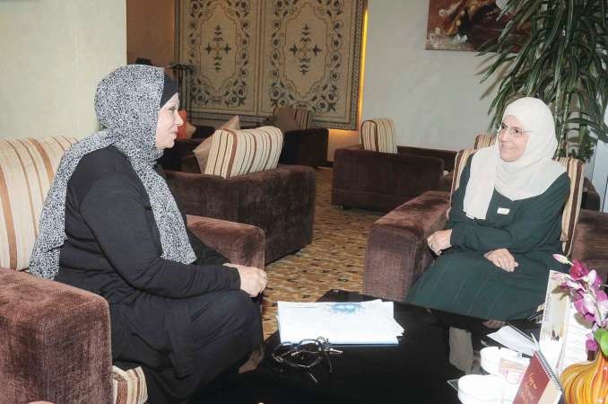 د بيان الطنطاوي متحدثة للزميلة ليلى الشافعي اسامة ابو عطية