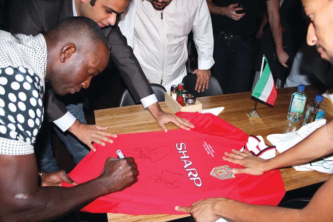يورك يوقع للمعجبين على قميص مان يونايتد