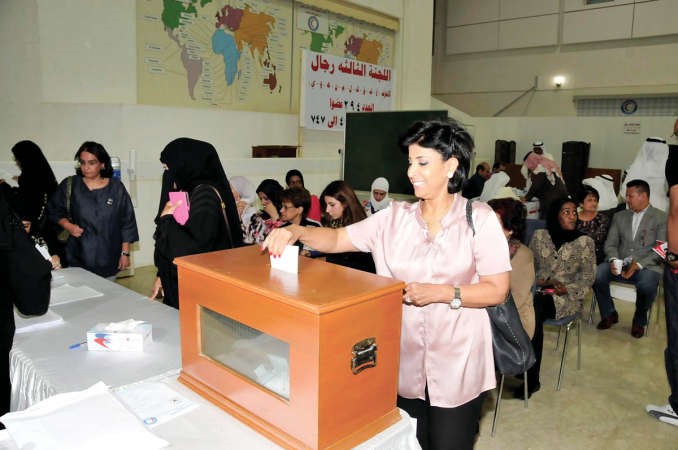 احدى الاعضاء تدلي بصوتها