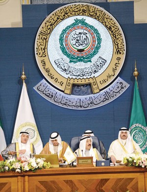 صاحب السمو الامير الشيخ صباح الاحمد مترئسا الجلسة الختامية للقمة العربية ويبدو السفير احمد فهد الفهد ومحمد ابو الحسن والشيخ خالد العبدالله