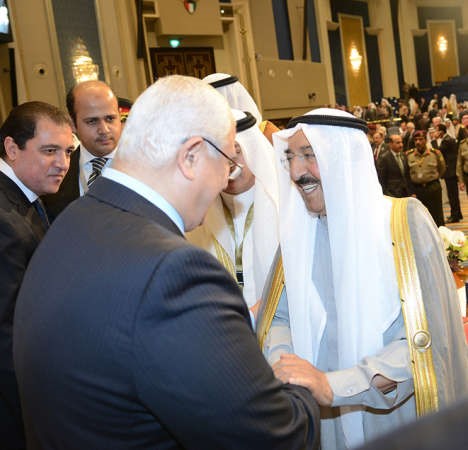 صاحب السمو الامير مصافحا الرئيس المصري عدلي منصور 