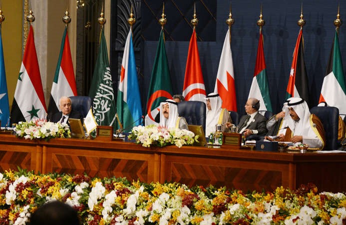 صاحب السمو الامير والشيخ صباح الخالد ود نبيل العربي خلال الجلسة 
