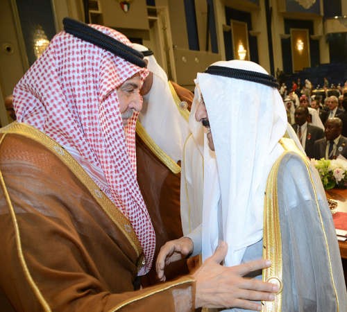 صاحب السمو الامير مصافحا صاحب السمو الملكي الامير سعود الفيصل 