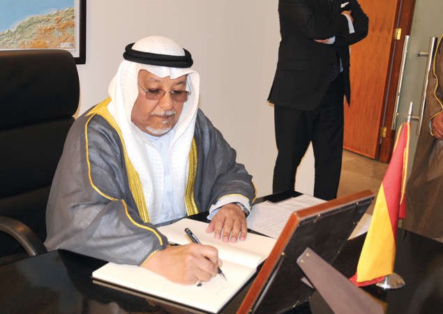  الشيخ علي الجراح يسجل كلمة في سجل التعازي