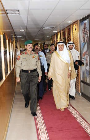 الفريق الركن عبد الرحمن العثمان في استقبال د عبد اللطيف الزياني 