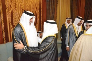 سمو الشيخ تميم بن حمد مصافحا احد مستقبليه