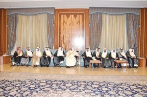 سمو الشيخ تميم بن حمد خلال زيارته الى سمو الشيخ سالم العلي بحضور الشيخ محمد الخالد وعدد من الشيوخ