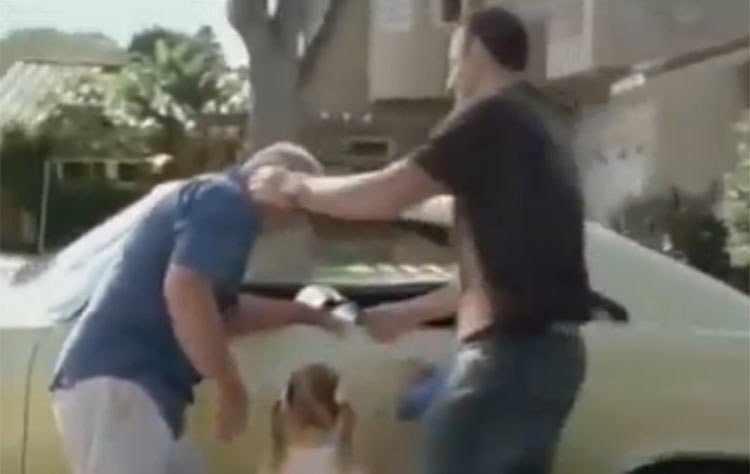 بالفيديو.. باع سيارته لينفق على أسرته.. وبعد 25 عاماً أعادها أبناؤه اليه.. شاهد اللحظات المؤثرة 