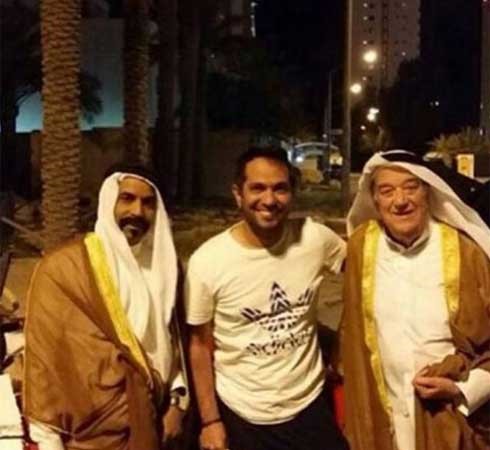 بالصور.. حسن حسني يرتدي "البشت" في الكويت