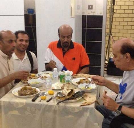 بالصور.. حسن حسني يرتدي "البشت" في الكويت