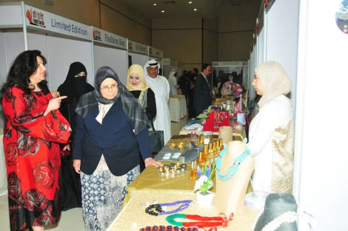 منيرة الفضلي خلال جولة في المعرض﻿