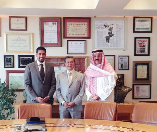 السفير سميح جوهر حيات مع رئيس جمعية الصداقة الكويتيةالمكسيكية كارلوس بيرالتا